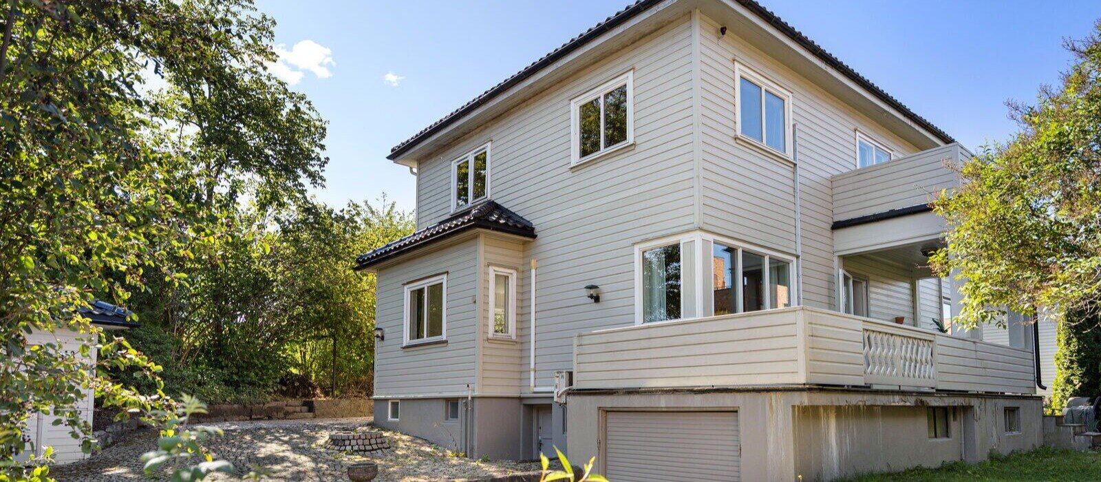Familievennlig enebolig på stor eiertomt