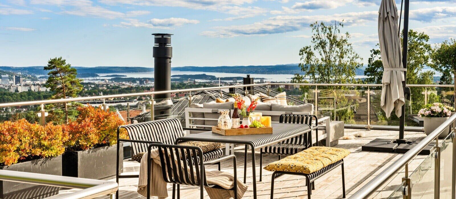 Nydelig enebolig med takterrasse og fjordutsikt.