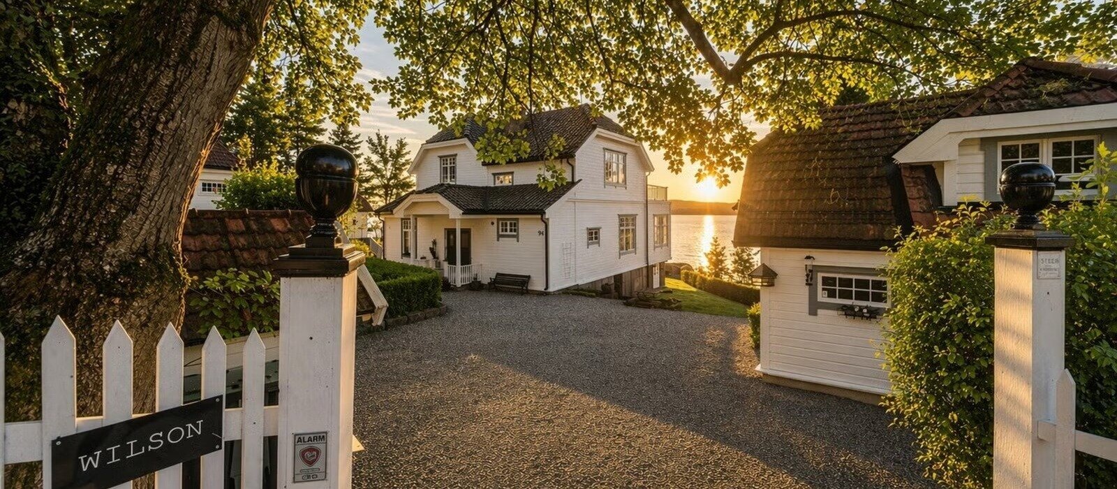 Klassisk, velholdt villa med spektakulær utsikt og badehus.
