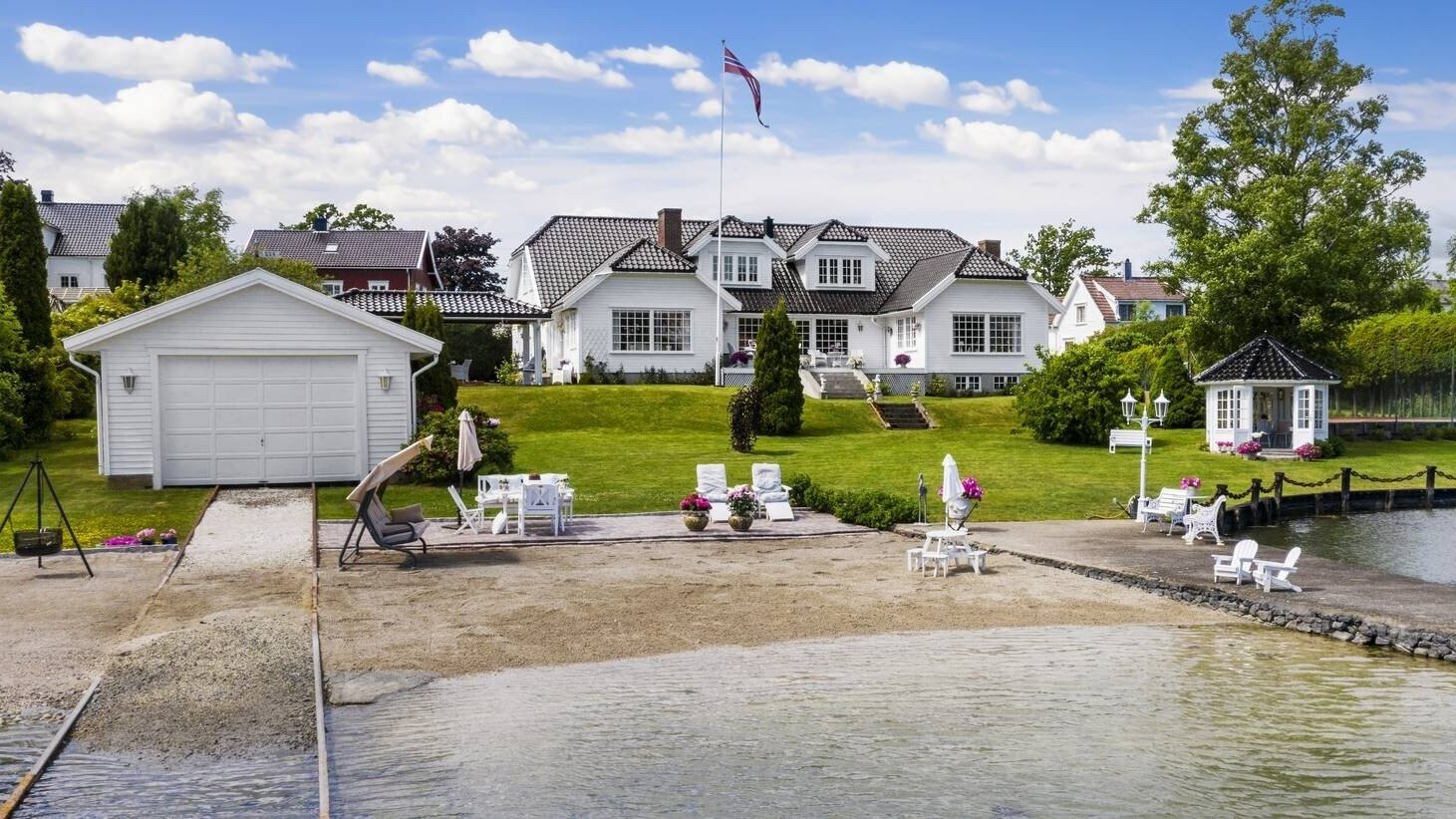 Stor herskapelig villa med strandlinje