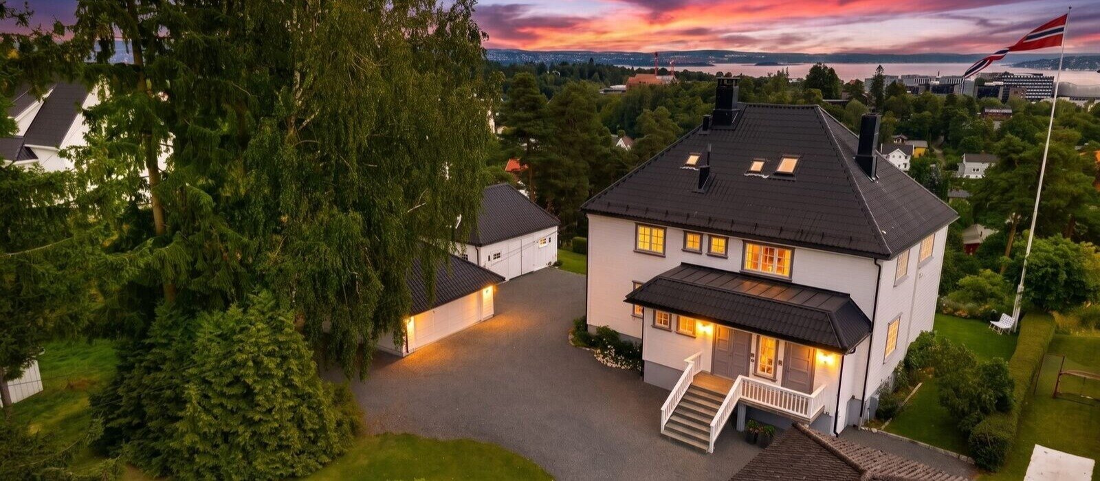Herskapelig villa med fjordutsikt og flotte solforhold.