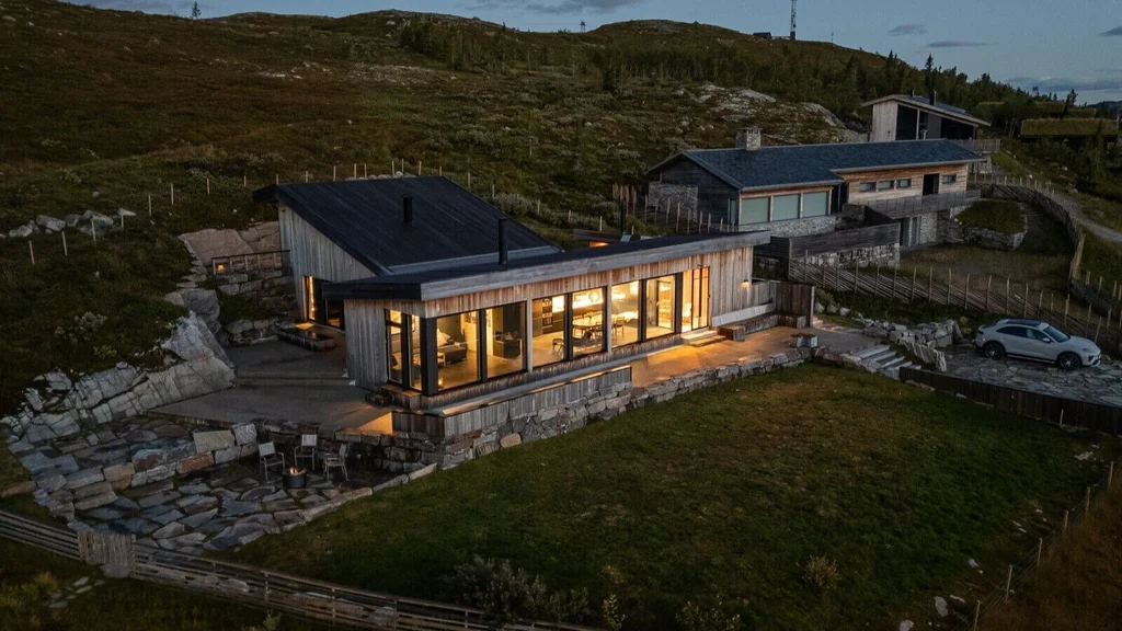 Påkostet arkitekttegnet fritidsbolig på toppen av Haglebu