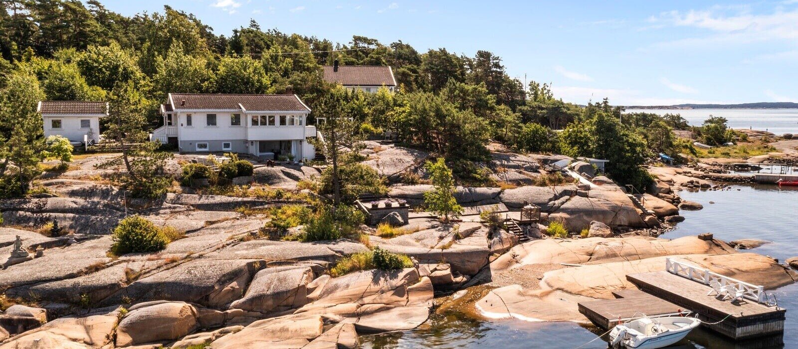 Hytteperle med privat brygge, strandlinje og spektakulær sjøutsikt!