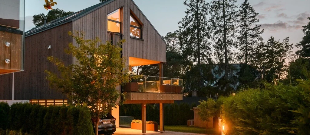 Arkitekttegnet og stor enebolig, skjermet og solrikt med fjordutsikt
